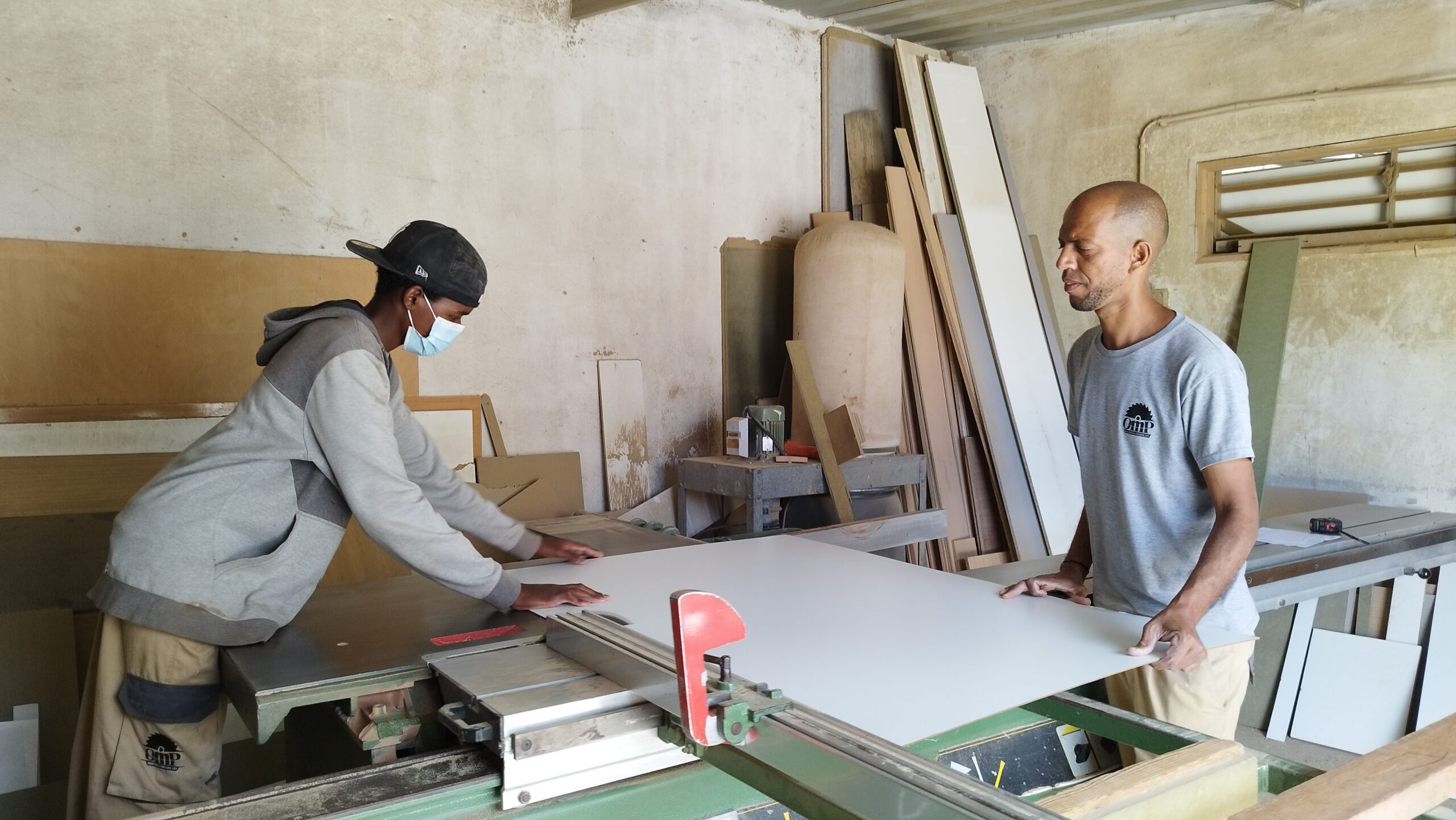 OMP INDUSTRIA E SERVIÇOS LDA MINDELO SAO VICENTE CABO VERDE MADEIRA MOBILIARIO COZINHAS CARPINTARIA MARCENARIA (23)