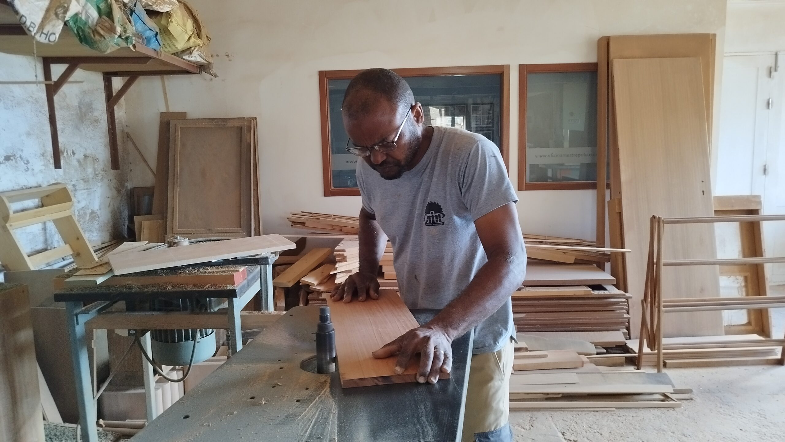 OMP INDUSTRIA E SERVIÇOS LDA MINDELO SAO VICENTE CABO VERDE MADEIRA MOBILIARIO COZINHAS CARPINTARIA MARCENARIA (34)