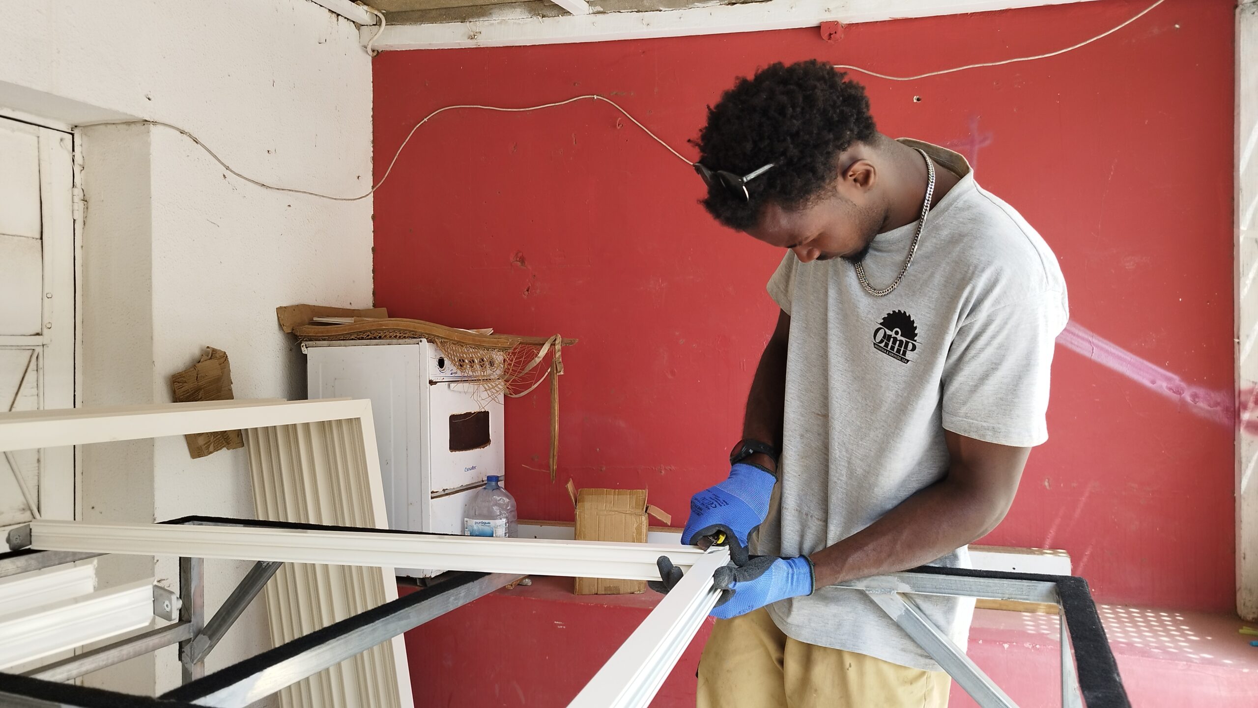 OMP INDUSTRIA E SERVIÇOS LDA MINDELO SAO VICENTE CABO VERDE MADEIRA MOBILIARIO COZINHAS CARPINTARIA MARCENARIA (66)